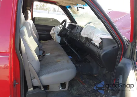 1998 Chevrolet C1500 Fleetside W/T z USA, uszkodzony, nr VIN 1GCEC14W2WZ262706